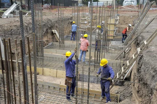 El empleo formal cae y se achica el poder de compra del salario: ¿servirá la reforma laboral?