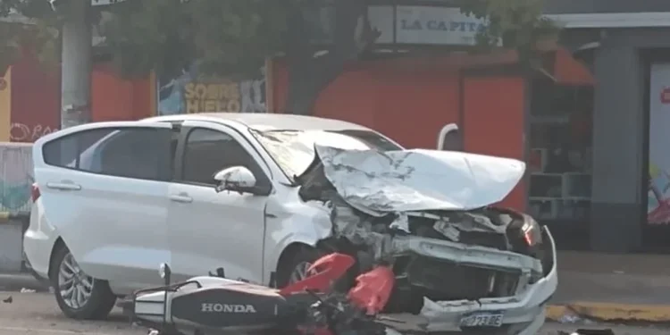 Falleció un motociclista de 41 años en un choque contra un auto y una camioneta