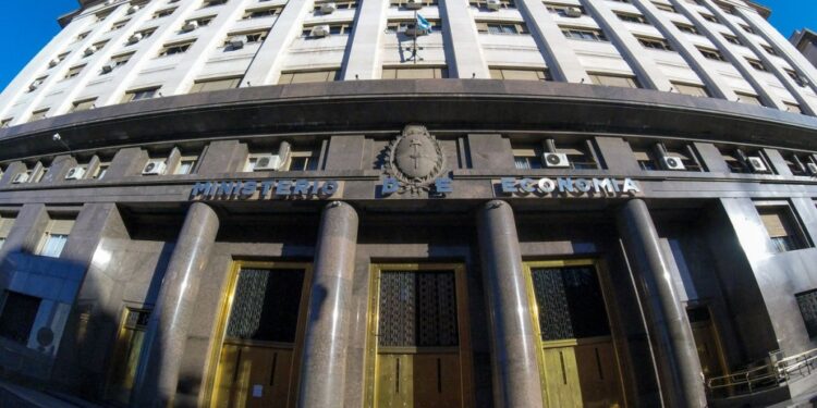 Economía formalizó un canje de deuda