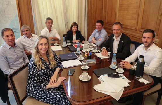 El “ala dura” del Gobierno mantiene la postura de reducir Ganancias pese a la resistencia de los gobernadores