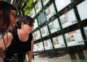 No son tiempos de dólares ni de ADRs; comprar un monoambiente y alquilarlo asoma como inversión tranquila