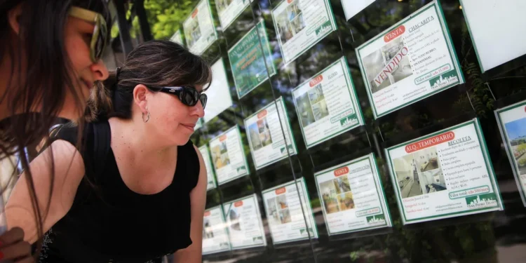 No son tiempos de dólares ni de ADRs; comprar un monoambiente y alquilarlo asoma como inversión tranquila