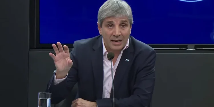 El papelón de Caputo en redes: intentó defender a Sturzenegger respondiéndole a una cuenta fake