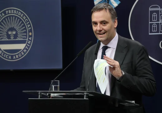 Viaje de Adorni a Punta del Este: el testigo declaró que el traslado lo pagó el periodista de la TV Pública
