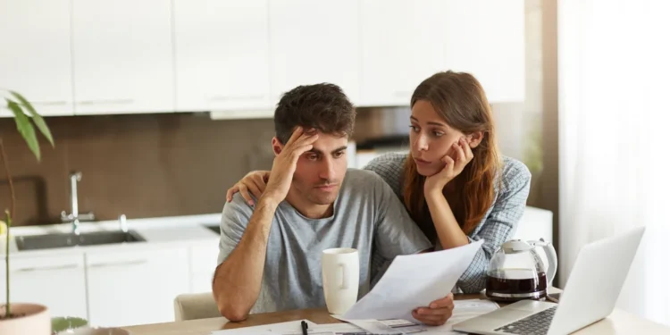 Advierten que el 56% de los hogares argentinos se endeuda para subsistir y la mayoría no llega a fin de mes