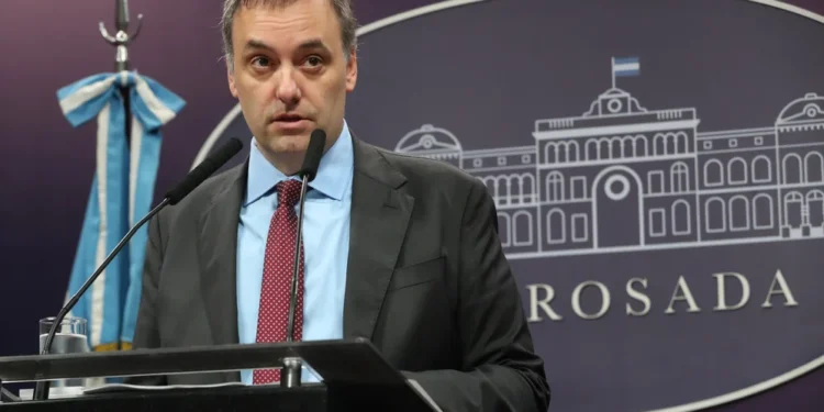 Adorni continúa con su batería de reuniones tratando de dejar atrás los cuestionamientos