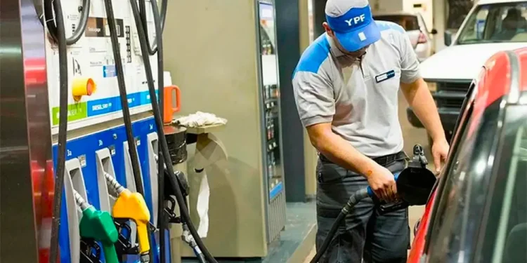 El precio de la nafta sube 20% en marzo por la guerra en Medio Oriente, pero el 19% son impuestos argentinos