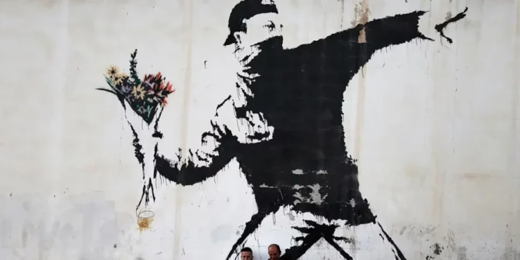 Afirman que descubrieron la identidad de Banksy, el artista que convirtió el anonimato en obra