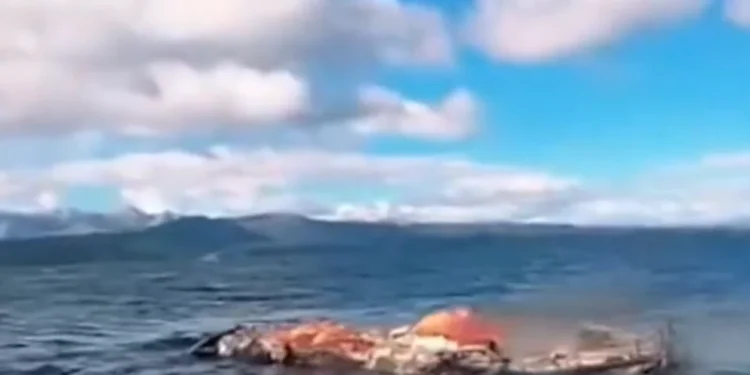 Una lancha se incendió en el Nahuel Huapi y el único tripulante se tiró al agua para sobrevivir