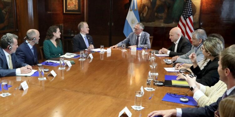Buscan impulsar la inversión privada en investigación clínica