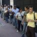 Más gente, desocupada o disconforme, sale a buscar trabajo mientras la oferta de empleos se contrae