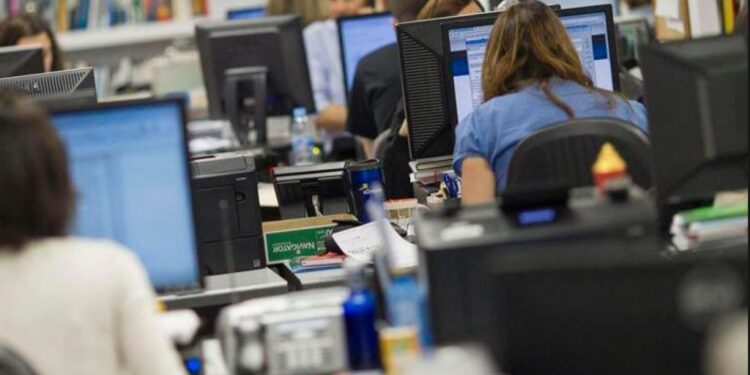 Sueldos estatales: el calendario de aumentos mes a mes y los nuevos topes fijados por decreto