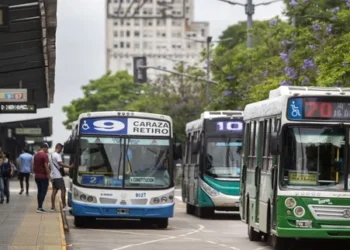 La UTA lleva a cabo un paro y hay largas filas en las paradas de colectivos