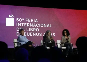 Tres escritoras abrieron el debate en la Feria del Libro con una charla atravesada por política y literatura