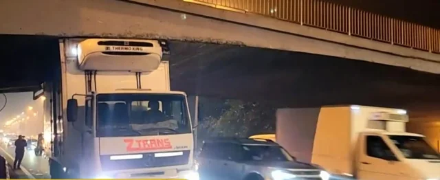 Un camión quedó trabado en un puente sobre la Avenida General Paz