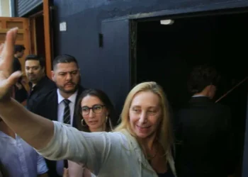 Karina Milei apareció en el balcón del recinto y la oposición le dedicó un cántico: “¿Adorni dónde está?“