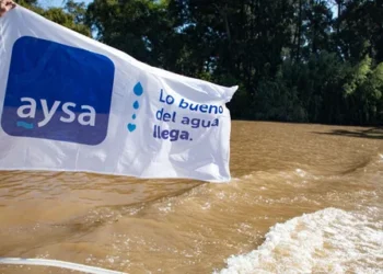 Privatización de AySA: quiénes son los principales actores que pujan por quedarse con el negocio