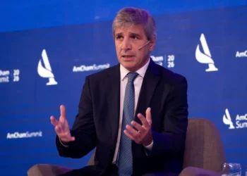 Caputo afirmó que la deuda pública cayó 3,3 puntos