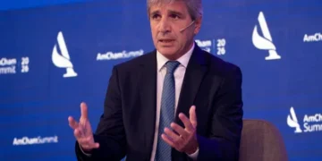 Caputo afirmó que la deuda pública cayó 3,3 puntos