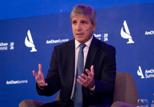 Caputo afirmó que la deuda pública cayó 3,3 puntos