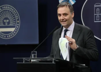 Adorni negó censura al periodismo y esquivó preguntas sobre sus viajes y la compra de inmuebles