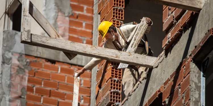 El empleo en la construcción creció 0,5% en febrero pero los salarios cayeron en términos reales