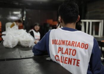 «PLATO CALIENTE», EL PROGRAMA SOLIDARIO DE LA UBA QUE AYUDA A PERSONAS EN SITUACIÓN DE CALLE