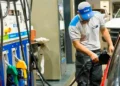El gasto en nafta para los hogares argentinos aumentó casi $39.000 por mes desde el inicio de la guerra