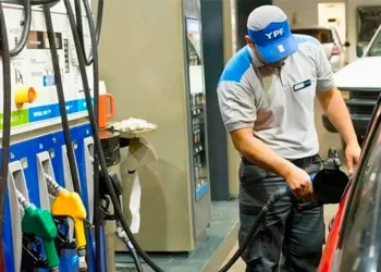 El gasto en nafta para los hogares argentinos aumentó casi $39.000 por mes desde el inicio de la guerra