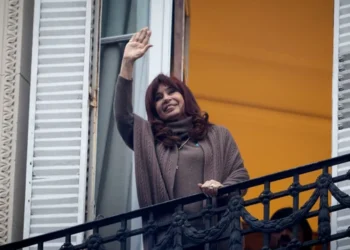A un año de la detención de Cristina Kirchner: el PJ en shock, las vigilias militantes y la polémica del balcón