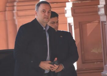 Recluido, Adorni prepara el informe de gestión con futuro incierto por la interpelación