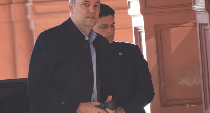 Recluido, Adorni prepara el informe de gestión con futuro incierto por la interpelación