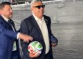 Pelota en mano y lentes negros: así se fue «Chiqui“ Tapia del estadio tras el debut de Argentina