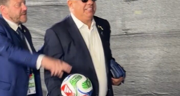 Pelota en mano y lentes negros: así se fue «Chiqui“ Tapia del estadio tras el debut de Argentina