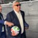 Pelota en mano y lentes negros: así se fue «Chiqui“ Tapia del estadio tras el debut de Argentina