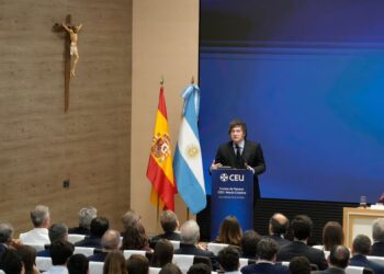 Milei dice que cree en la honestidad de Adorni, pero si la Justicia lo considera culpable lo «eyecta»