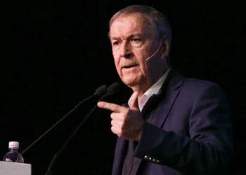Juan Schiaretti pide la renuncia de Adorni como jefe de Gabinete