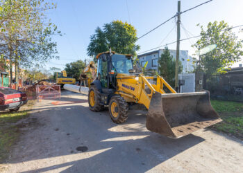 Berazategui: continúa importante obra de red cloacal en Hudson