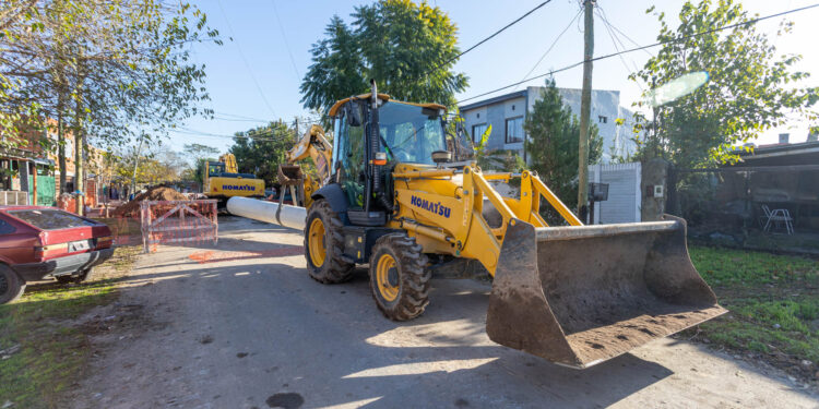 Berazategui: continúa importante obra de red cloacal en Hudson