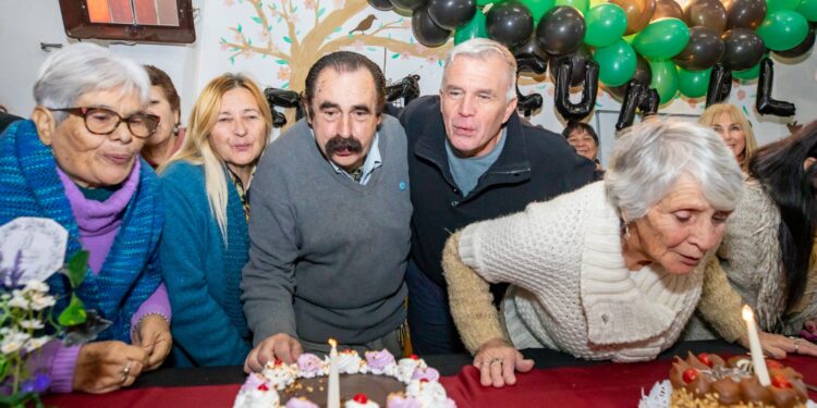 Entre mates, cumpleaños y recuerdos: Balor visitó el Centro Primavera