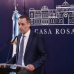 La Justicia le prohibió la salida del país al exjefe de Gabinete, Manuel Adorni, ante el creciente riesgo de fuga a Uruguay y en el marco de la investigación penal que se le sigue por el presunto delito de enriquecimiento ilícito.