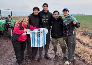 El regalo del “Dibu” Martínez a los vecinos que lo ayudaron a sacar su camioneta del barro