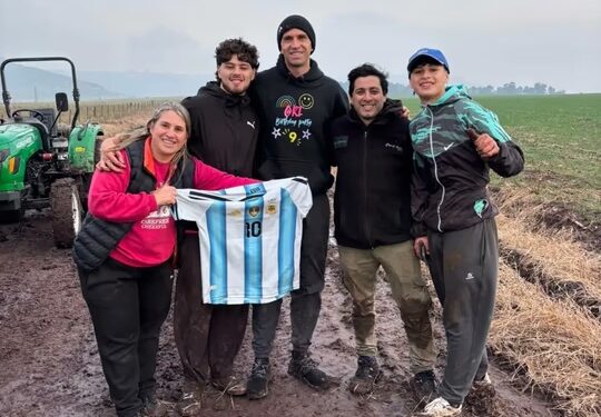 El regalo del “Dibu” Martínez a los vecinos que lo ayudaron a sacar su camioneta del barro