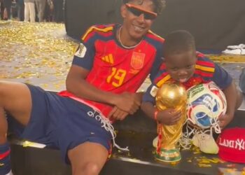 Lamine Yamal celebró el título mundial con su hermanito Keyne, la otra estrella viral de España