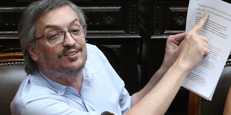 Máximo Kirchner busca legislar proyectos de acuerdos con el FMI en el Congreso