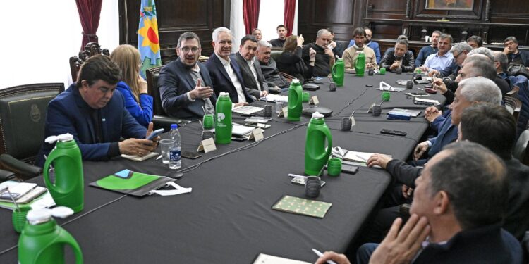 Frente a un escenario económico complejo, la Provincia refuerza el apoyo a los municipios bonaerenses
