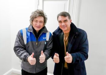 En el Gobierno admiten que un triunfo de Flavio Bolsonaro en Brasil podría eclipsar la figura de Milei