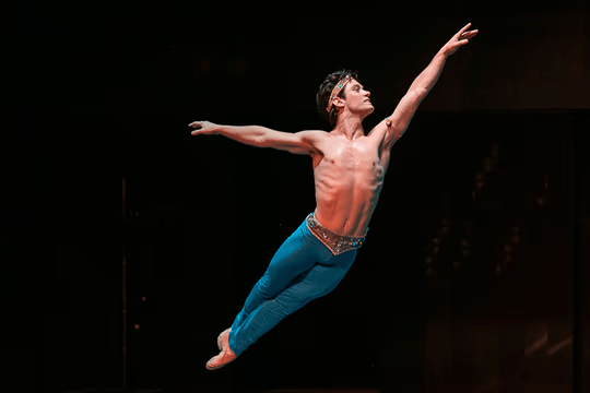 “Me gustaría no perder nunca la capacidad de disfrutar por bailar”: León Galeppi, becado por el Royal Ballet