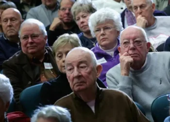 Más del 40% de los hogares con adultos mayores tiene ingresos insuficientes