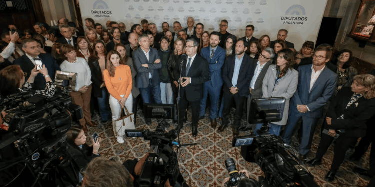 Tras la foto de la oposición unida, ¿qué posibilidades tiene un “frente anti Milei“ en el Congreso?